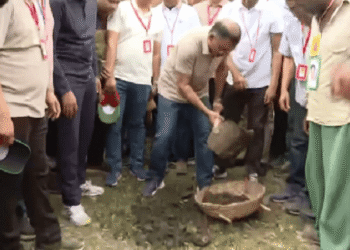 জিয়া খালে কোদাল হাতে মাটি কাটলেন প্রধানমন্ত্রী