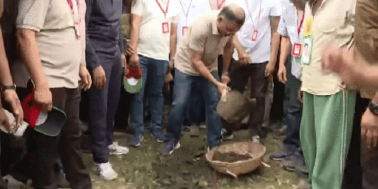 জিয়া খালে কোদাল হাতে মাটি কাটলেন প্রধানমন্ত্রী