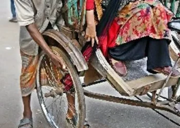 রিকশার চাকায় ওড়না পেঁচিয়ে নারীর মৃত্যু
