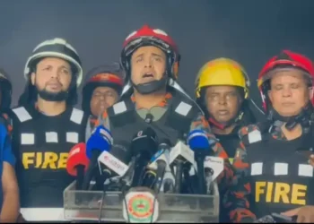 কালশী বস্তির ভয়াবহ আগুন নিয়ন্ত্রণে, সরু রাস্তা ও পানির সংকটে বেগ পেতে হয় ফায়ার সার্ভিসের
