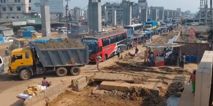 ঈদযাত্রায় উত্তরবঙ্গের মানুষের মাথাব্যথার কারণ হতে পারে নবীনগর-চন্দ্রা মহাসড়ক, বাড়তি ভোগের আশঙ্কা পবিত্র ঈদুল আজহার ঈদযাত্রায় উত্তরবঙ্গের যাত্রীদের জন্য এবারও অন্যতম প্রধান দুর্ভোগের কারণ হয়ে উঠতে পারে নবীনগর-চন্দ্রা মহাসড়ক। আশুলিয়া এলিভেটেড এক্সপ্রেসওয়ের চলমান নির্মাণকাজ, সড়কে যত্রতত্র ব্যাটারিচালিত অটোরিকশার দাপট এবং ভাঙাচোরা রাস্তার কারণে এবারও ঈদযাত্রায় কয়েকগুণ ভোগান্তির আশঙ্কা করছেন যাত্রী ও পরিবহন-সংশ্লিষ্ট ব্যক্তিরা। সরেজমিনে দেখা গেছে, নবীনগর-চন্দ্রা মহাসড়কের বাইপাইল থেকে শ্রীপুর পর্যন্ত অংশে এক্সপ্রেসওয়ের নির্মাণসামগ্রী, রড, কংক্রিট ব্লক ও ভারী যন্ত্রপাতি রাখার কারণে রাস্তা মারাত্মকভাবে সংকুচিত হয়ে পড়েছে। শিল্পাঞ্চল হওয়ায় এই পথে এমনিতেই ভারী যানবাহনের চাপ বেশি, তার ওপর রাস্তা সরু হয়ে যাওয়ায় সামান্য চাপেই দীর্ঘ যানজটের সৃষ্টি হচ্ছে। পরিবহন শ্রমিকদের মতে, নির্মাণকাজের কারণে কোনো গাড়ি বিকল হলে মুহূর্তের মধ্যে পেছনের পুরো সড়কে অচলাবস্থা তৈরি হচ্ছে। যাত্রীদের অভিযোগ, প্রতি বছর ঈদের আগে প্রশাসনের পক্ষ থেকে নানা আশ্বাস দেওয়া হলেও বাস্তবে পরিস্থিতির তেমন কোনো পরিবর্তন হয় না। ঈদের শেষ কয়েক দিনে অতিরিক্ত যানবাহনের চাপ তৈরি হলে এই ভোগান্তি আরও ভয়াবহ রূপ নিতে পারে বলে আশঙ্কা করছেন তারা। নিরাপদ সড়ক চাই (নিসচা) আশুলিয়ার সভাপতি জিএম মিন্টু জানান, সড়কে শৃঙ্খলা ফেরাতে ধীরগতির যানবাহন নিয়ন্ত্রণ এবং নির্মাণসামগ্রী দ্রুত সরানো না গেলে এবার যানজট কমানো কঠিন হবে। তবে হাইওয়ে পুলিশের ওসি শেখ শাহজাহান নিশ্চিত করেছেন যে, ঈদযাত্রা নির্বিঘ্ন করতে পুলিশ সার্বক্ষণিক মাঠে থাকবে। গুরুত্বপূর্ণ পয়েন্টগুলোতে অতিরিক্ত পুলিশ মোতায়েন, দুর্ঘটনা প্রতিরোধে নজরদারি বৃদ্ধি এবং দ্রুত রেকার দিয়ে যানবাহন অপসারণের পরিকল্পনা নেওয়া হয়েছে। প্রশাসনের নানা আগাম প্রস্তুতি ও আশ্বাসের পরও চলমান নির্মাণকাজ ও সড়কের বিদ্যমান অব্যবস্থাপনার কারণে উত্তরের যাত্রীদের মনে স্বস্তির চেয়ে উদ্বেগই বেশি কাজ করছে।