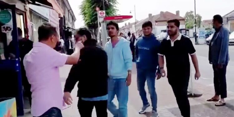লন্ডনে এনসিপি নেতা হাসনাত আবদুল্লাহর সভায় আওয়ামী লীগের হামলা ও উত্তেজনা