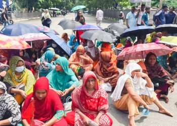 বকেয়া বেতনের দাবিতে মহাখালীতে গার্মেন্টস শ্রমিকদের সড়ক অবরোধ