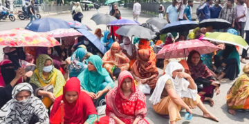বকেয়া বেতনের দাবিতে মহাখালীতে গার্মেন্টস শ্রমিকদের সড়ক অবরোধ