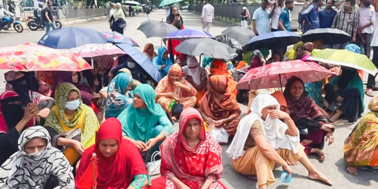 বকেয়া বেতনের দাবিতে মহাখালীতে গার্মেন্টস শ্রমিকদের সড়ক অবরোধ