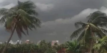 ১২ অঞ্চলে ঝড়-বৃষ্টির আভাস, কমতে পারে ঢাকার গরম