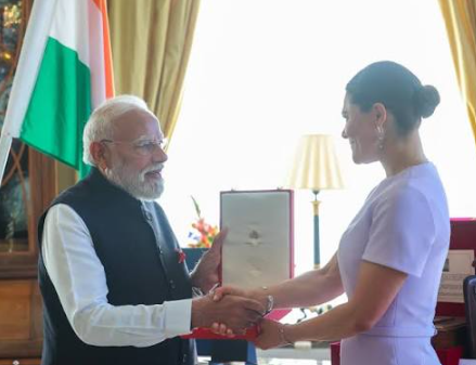 বিদেশি সম্মাননা নিয়ে আবার আলোচনায় মোদি, কূটনৈতিক অর্জন নাকি ব্যক্তিকেন্দ্রিক ভাবমূর্তি?