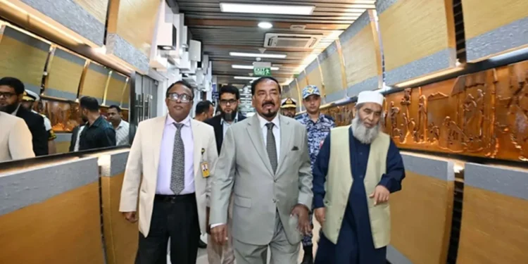 খামেনির জানাজায় অংশ নিতে ইরানের পথে স্পিকার