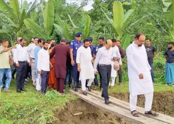 বিষখালী নদীর ভাঙন রোধে জিও ব্যাগ ফেলা শুরু