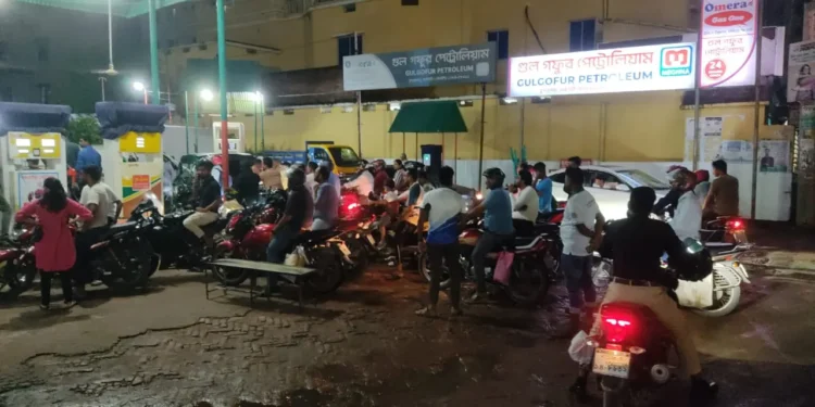 রাজশাহীর ফিলিং স্টেশনগুলোতে ফের বাইকের লম্বা সারি