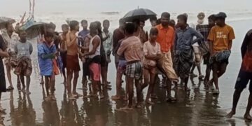 টেকনাফে রোহিঙ্গাবাহী নৌকা ডুবি: উদ্ধার ১৮, নিখোঁজ ৯