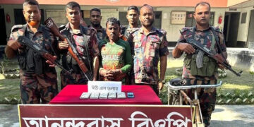 মেহেরপুর সীমান্তে ৫১ হাজার মার্কিন ডলারসহ চোরাকারবারী আটক