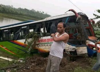 ময়মনসিংহে নিয়ন্ত্রণ হারিয়ে যাত্রীবাহী বাস পুকুরে, আহত ১৫