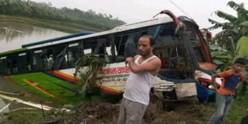 ময়মনসিংহে নিয়ন্ত্রণ হারিয়ে যাত্রীবাহী বাস পুকুরে, আহত ১৫