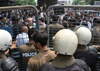 কারাবন্দি ইমরান খানের মুক্তির দাবিতে পাকিস্তানজুড়ে পিটিআইয়ের বিক্ষোভ