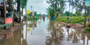 জোয়ারে তলিয়ে যায় ফেরিঘাটের সংযোগ সড়ক