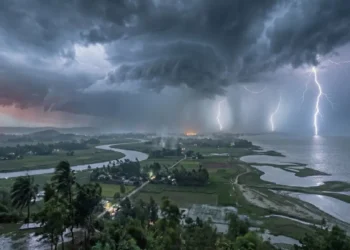 ৩ অঞ্চলে দুপুরের মধ্যে ঝড়ো হাওয়াসহ বজ্রবৃষ্টির আভাস